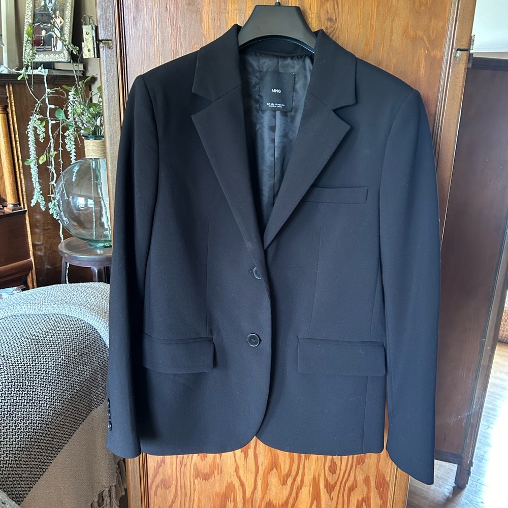 NWOT Mango Blazer XS Très Chic!